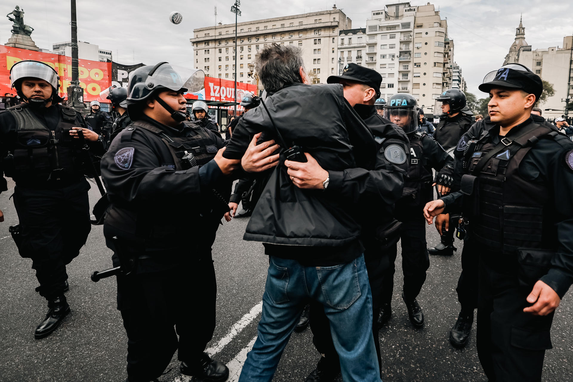 Agendes de la Policía detienen a un hombre durante una protesta en los alrededores del Congreso de la Nación Argentina, donde la Cámara de Diputados sesionó y votó por mantener el veto del presidente, Javier Milei, a la ley de reforma jubilatoria, en Buenos Aires (Argentina). EFE/ Juan Ignacio Roncoroni
