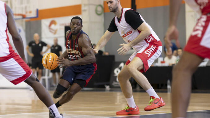 El base estadounidense del Saski Baskonia, Trent Forrest (i) supera la defensa del pívot griego del AS Mónaco, Georgios Papagiannis (d) durante el segundo partido del Torneo Costa del Sol disputado este viernes en el Pabellón Ciudad Deportiva de Sabinillas. EFE/Carlos Díaz
