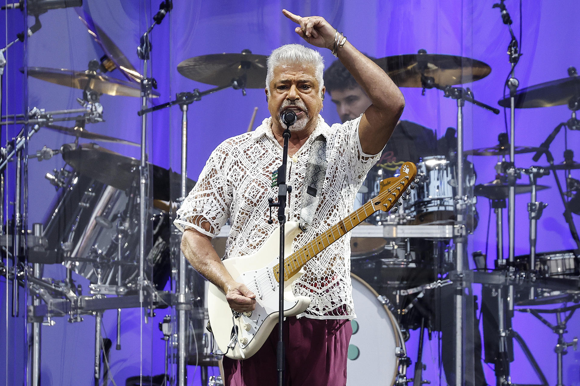 El cantante brasileño Lulu Santos se presenta en el Festival Rock in Río este sábado, en Río de Janeiro (Brasil). Santos, con 71 años de edad y cinco décadas de carrera, fue el encargado de abrir los conciertos de este sábado en el Rock in Río, en una jornada del festival dedicada al pop y que cuenta con Imagine Dragons y OneRepublic como principales atracciones. EFE/ Antonio Lacerda
