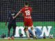 El portero del Girona Paulo Gazzaniga (d) falla en el gol del PSG durante el partido de la primera jornada de la UEFA Champions League jugado en el Parque de los Príncipes. EFE/EPA/YOAN VALAT