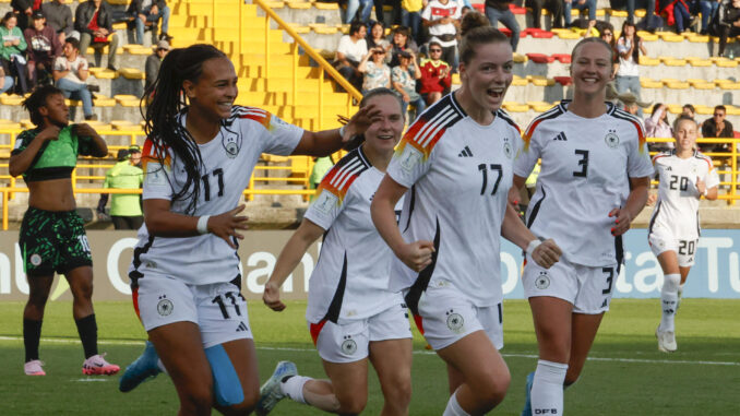 Alara ŞehiAlara Şehitler (2-d) de Alemania celebra su gol en un partido del grupo D de la Copa Mundial Femenina sub-20. EFE/ Mauricio Dueñas Castañeda
