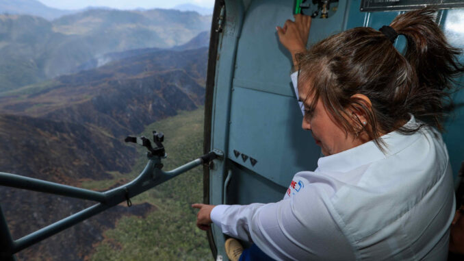 Fotografía cedida por la presidencia de Perú de la presidenta Dina Boluarte supervisando el desplazamiento de helicópteros con el sistema Bambi bucket en la zona de la Florida en Amazonas. EFE/ Presidencia De Perú
