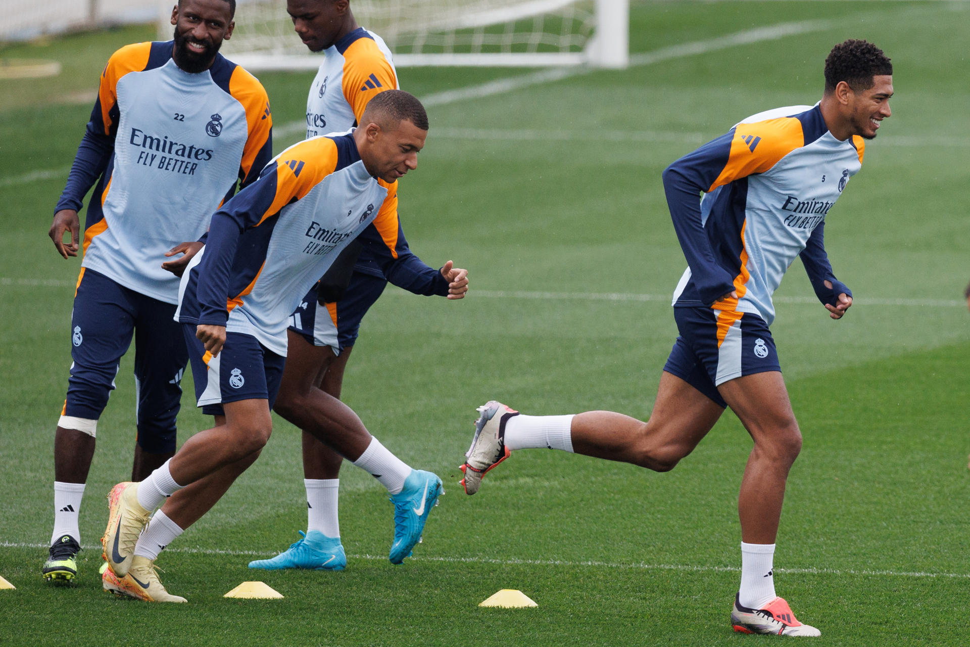 .- Los jugadores del Real Madrid, Antonio Rudiger (i), Kylian Mbappé (c) y Jude Bellingham (d) durante el entrenamiento realizado este viernes. EFE/Sergio Pérez
