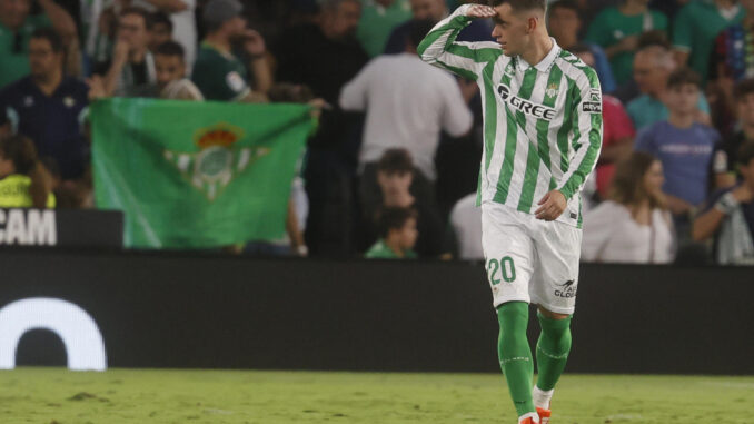 El centrocampista argentino del Betis, Giovani Lo Celso, celebra el segundo gol del equipo andaluz durante el encuentro correspondiente a la tercera jornada de LaLiga que disputaron Betis y Getafe en el estadio Benito Villamarín de Sevilla. EFE/ José Manuel Vidal
