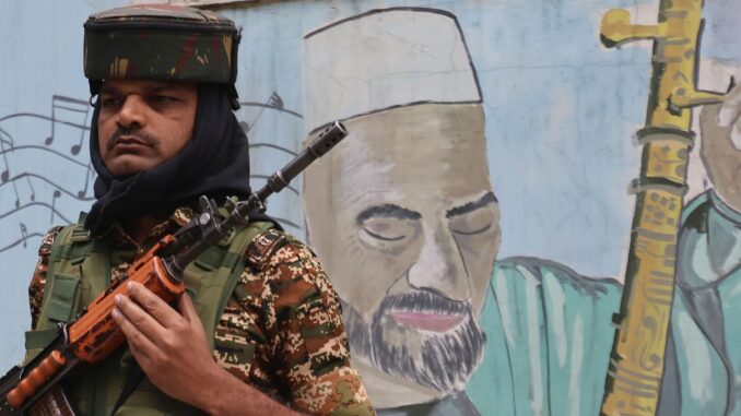 Un soldado indio en la ciudad cachemira de Srinagar, donde se ha reforzado la seguridad ante la visita del primer ministro, Narendra Modi, el 19 de septiembre de 2024. EFE/EPA/FAROOQ KHAN
