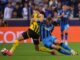 El jugador del Brujas Gustaf Nilsson (d) en acción ante Nico Schlotterbeck, del Borussia Dortmund, durante el partido de la UEFA Champions League que han jugado Brujas y Borussia Dortmund en Brujas, Bélgica. EFE/EPA/OLIVIER MATTHYS