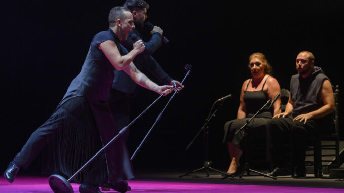 El bailaor y coreógrafo Manuel Liñán (i) actúa durante el espectáculo flamenco 'Muerta de amor', este domingo en el Teatro de La Maestranza de Sevilla dentro de la Bienal de Flamenco. EFE/ Raúl Caro
