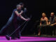 El bailaor y coreógrafo Manuel Liñán (i) actúa durante el espectáculo flamenco 'Muerta de amor', este domingo en el Teatro de La Maestranza de Sevilla dentro de la Bienal de Flamenco. EFE/ Raúl Caro