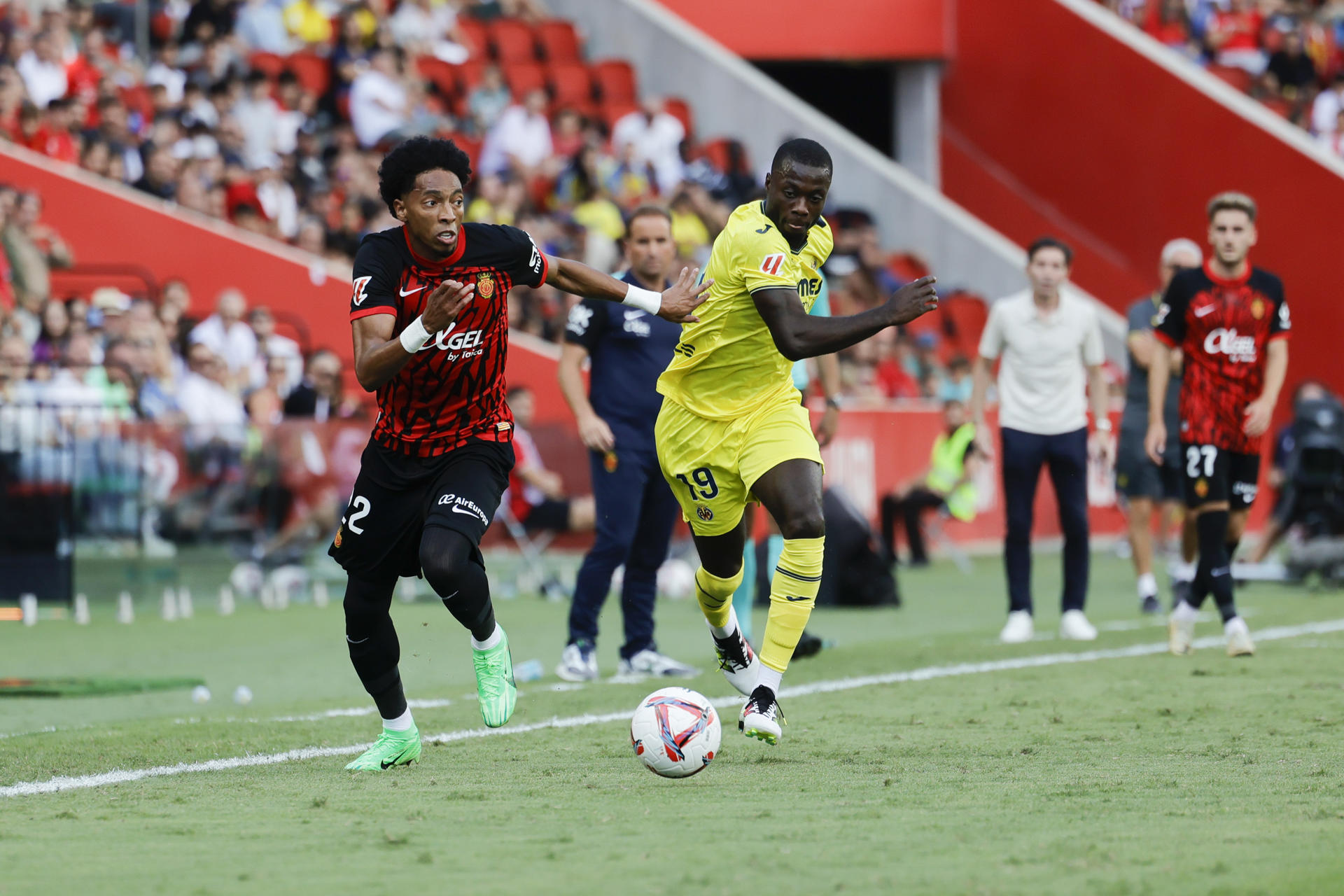 El defensa del RCD Mallorca Johan Mojica (i) disputa un balón con el delantero del Villarreal Nicolas Pépé (d) durante el encuentro que se disputó en el estadio de Son Moix . EFE/Cati Cladera
