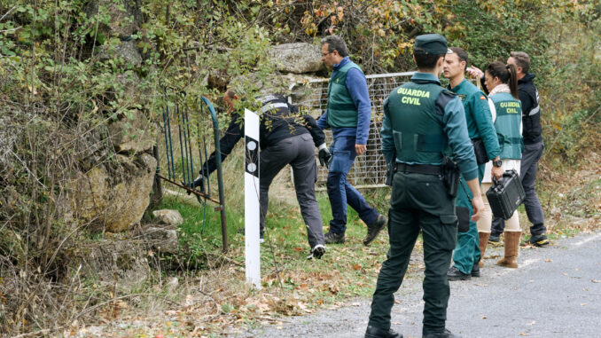 Imagen de archivo de la Guardia Civil durante un registro en Ávila en la finca en la que fueron hallados restos de Juana Canal. EFE/ Raúl Sanchidrián
