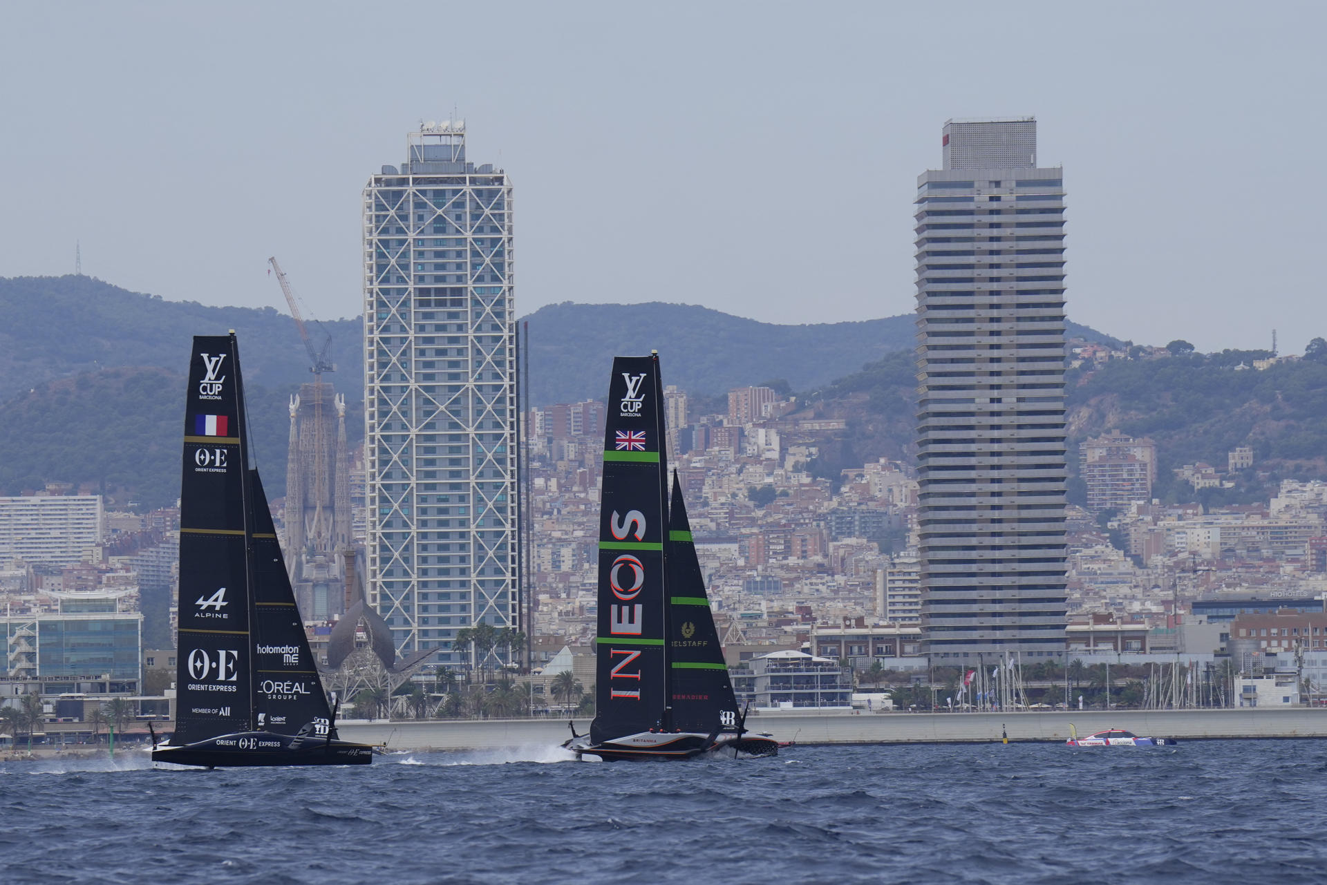 El barco británico INEOS Britannia durante su participación en la ronda clasificatoria 'Round Robin' de la Copa del América de Barcelona, este domingo. EFE/Siu Wu
