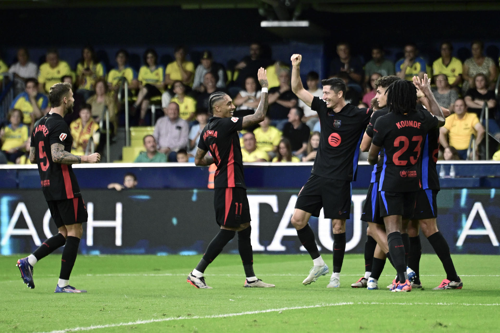 Los jugadores del FC Barcelona celebran el segundo gol del equipo barcelonista durante el encuentro correspondiente a la sexta jornada de Laliga EA Sports en el estadio de La Cerámica, en la localidad castellonense. EFE / Andreu Esteba.
