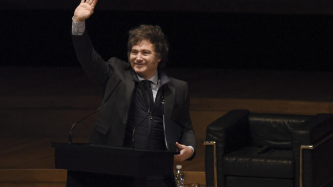 El presidente de Argentina, Javier Milei, saluda en la inauguración del III Encuentro Regional de Foro Madrid Río de La Plata 2024 este jueves, en Buenos Aires (Argentina). EFE/ Matías Martín Campaya
