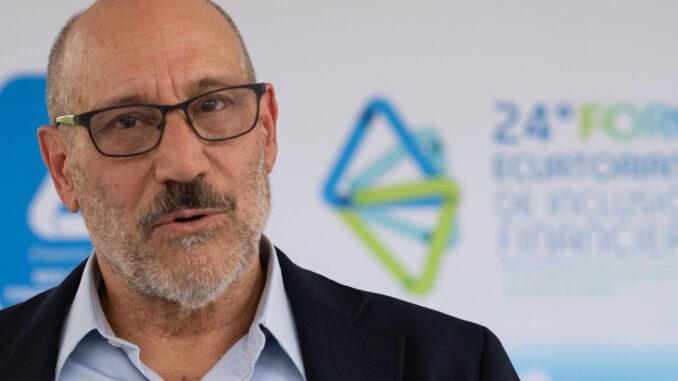 El presidente de la firma IBI Consultants, el estadounidense Douglas Farah, habla en una entrevista con EFE este jueves, en la isla Galápagos (Ecuador). EFE/ Juan Francisco Chavez
