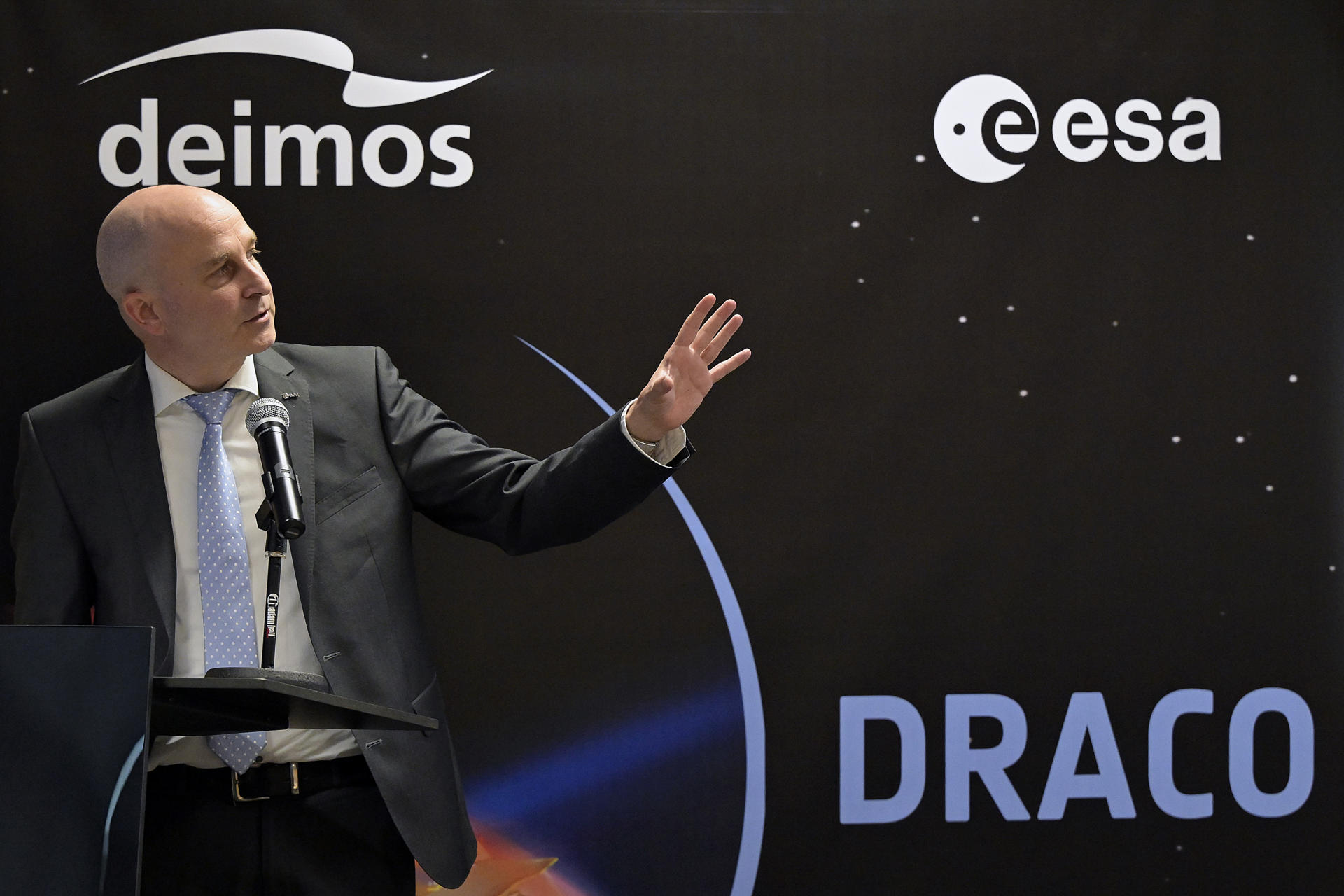 El jefe del Programa de Seguridad Espacial de la ESA, Holger Krag, interviene durante el acto de firma entre la Agencia Espacial Española, el Programa de Seguridad Espacial de la ESA y Deimos Space para liderar el desarrollo de la misión DRACO (Destructive Re-entry Assessment Container Object) este martes en Puertollano (Ciudad Real). La empresa Deimos Space ha firmado un contrato con la Agencia Espacial Europea (ESA) por valor de 17 millones de euros para desarrollar en Puertollano la misión DRACO, que investiga cómo conseguir que los satélites lanzados al espacio se desintegren al reentrar en la atmósfera terrestre, evitando generar basura espacial. EFE/ Jesus Monroy
