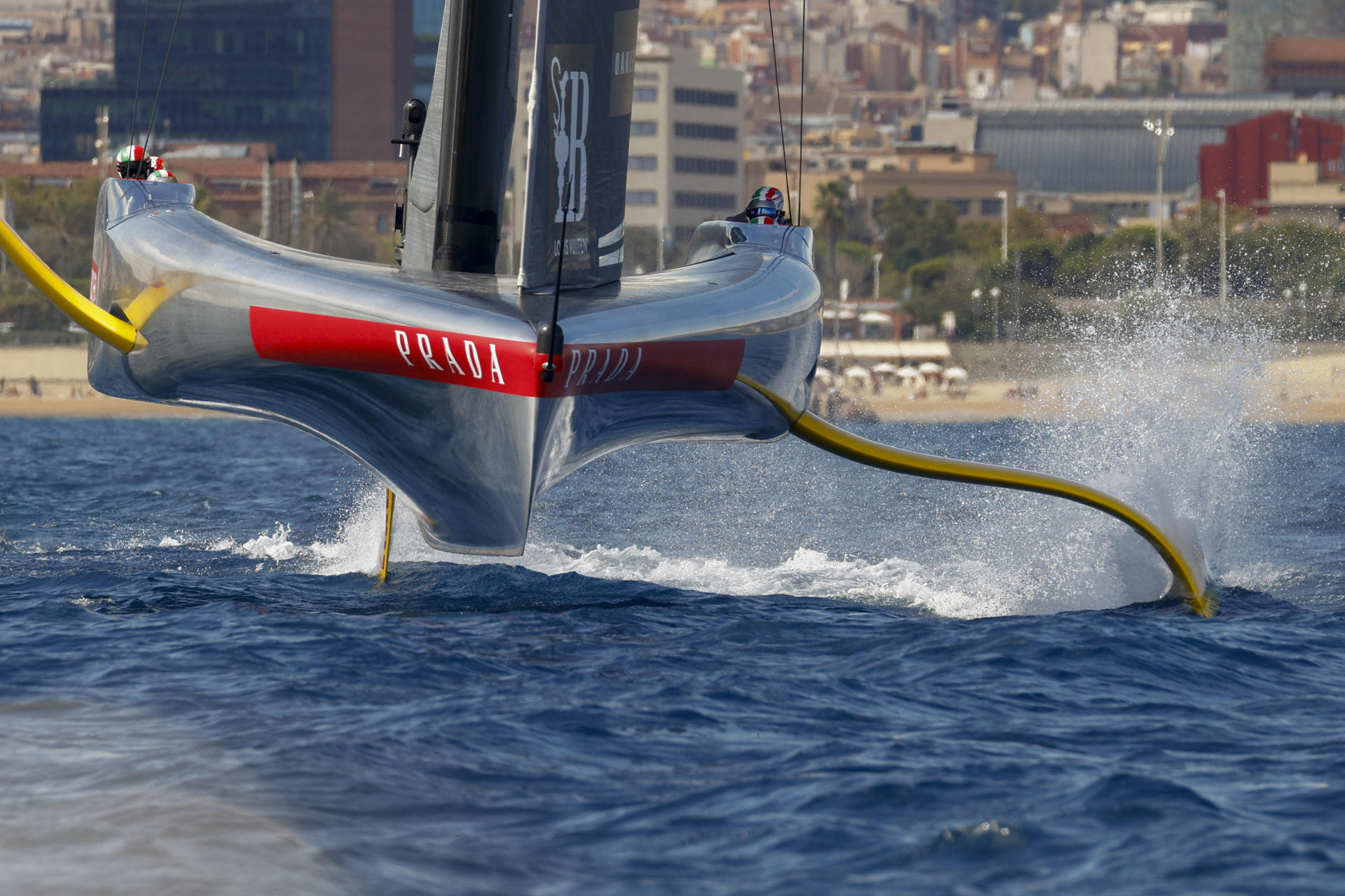 El barco italiano Luna Rossa Prada Pirelli, durante la sexta jornada de la 'Round Robin' (ronda clasificatoria) de la Copa del América de Barcelona.EFE/ Quique García
