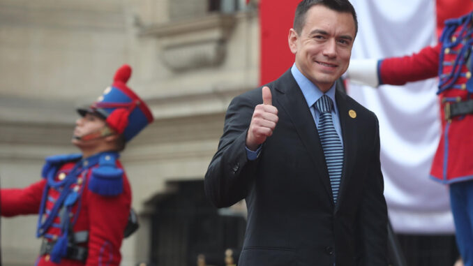 Fotografía de archivo del 4 de julio de 2024 del presidente de Ecuador, Daniel Noboa, saludando a su llegada al Palacio Nacional en Lima (Perú).EFE/ Paolo Aguilar
