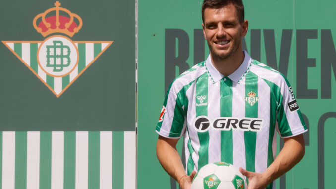 El futbolista Giovani Lo Celso durante su presentación como nuevo jugador del Real Betis en la Ciudad Deportiva Luis del Sol. EFE/ Jose Manuel Vidal
