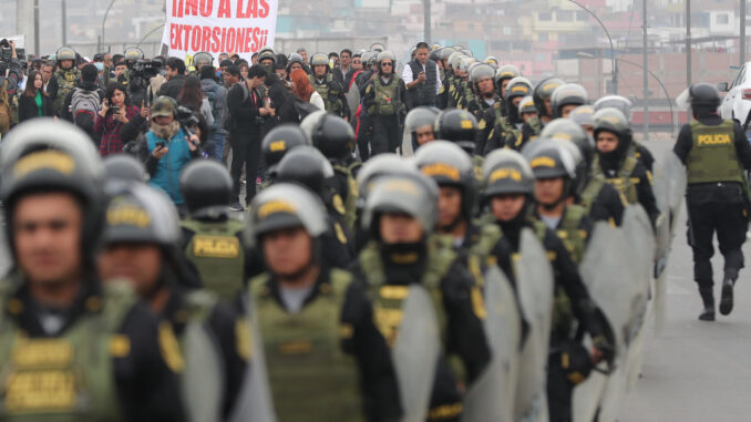 Policías resguardan una vía durante una manifestación de transportistas este jueves en Lima (Perú). EFE/Paolo Aguilar
