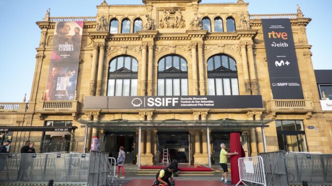 San Sebastián se engalana y extiende su alfombra roja para recibir desde este jueves a una importante constelación de estrellas de cine que visitan la 72 edición del Festival de Cine de San Sebastián, por el que desfilarán intérpretes como Cate Blanchett, Monica Belucci. Johnny Depp o Isabel Huppert  y directores de la talla de Pedro Almodóvar, Costa-Gavras y Mike Leigh, entre otros. EFE/Juan Herrero.
