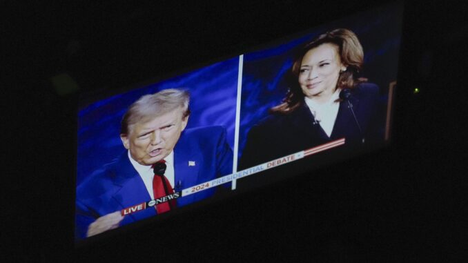 Fotografía de un monitor fuera del escenario durante el debate presidencial entre el candidato presidencial republicano Donald J. Trump y la candidato presidencial demócrata y vicepresidenta estadounidense Kamala Harris, organizado por ABC News en el Centro Nacional de la Constitución en Filadelfia, Pensilvania, EE. UU., el 10 de septiembre de 2024. EFE/EPA/Demetrius Freeman / POOL
