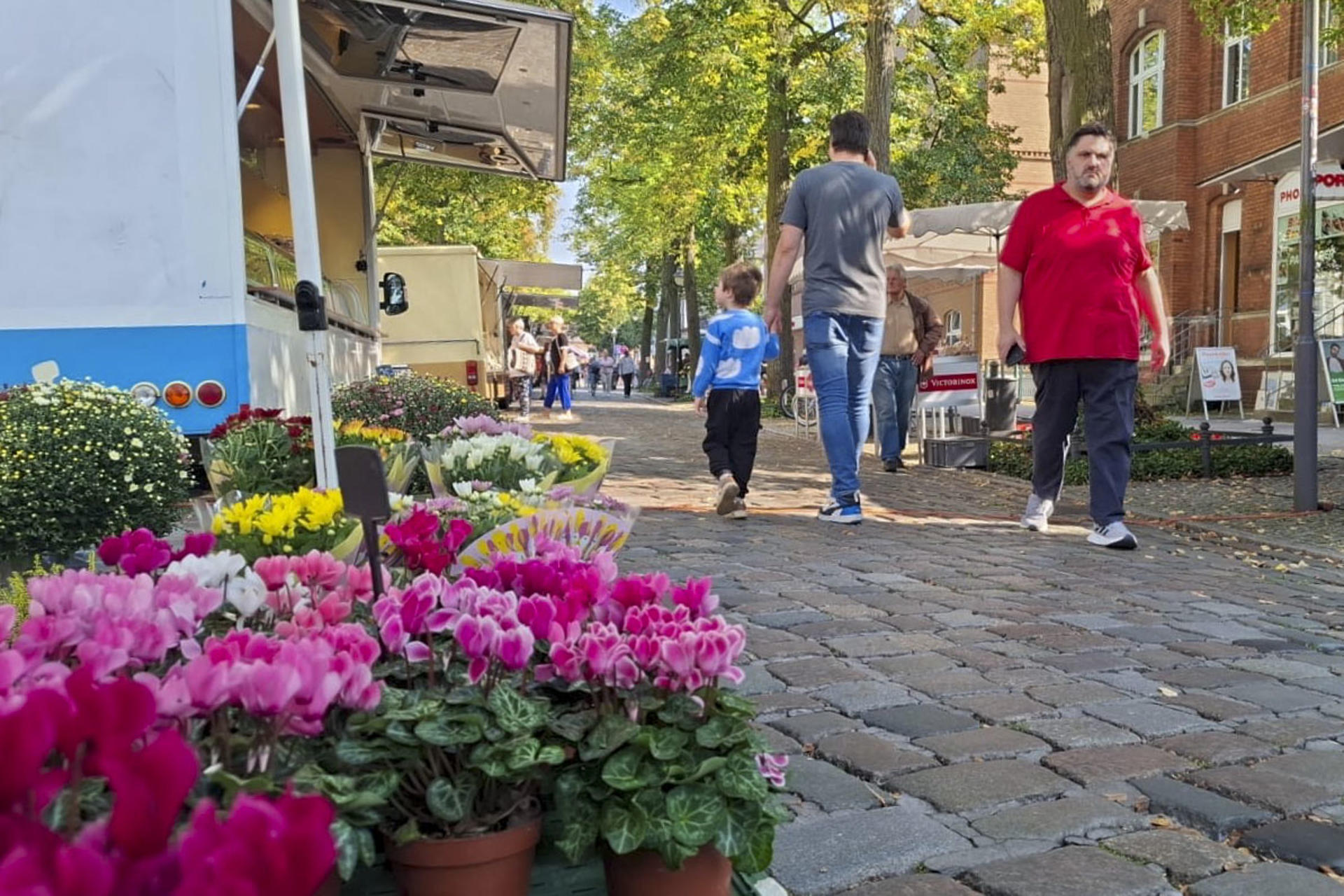 - Königs Wusterhausen (Alemania), 18 sep (EFE).- A falta de pocos días para las elecciones del domingo en Brandeburgo, en el este alemán, reina el descontento con los partidos tradicionales entre los comerciantes del mercado de Königs Wusterhausen, donde algunos clientes aún son fieles al Partido Socialdemócrata de Alemania (SPD) del primer ministro brandeburgués Dietmar Woidke. Las quejas a la gestión de la coalición que lidera el canciller Olaf Scholz, compuesta por socialdemócratas, ecologistas y liberales, lleva a muchos de los tenderos que ofrecen productos locales en el mercado de la calle de la estación de trenes de Königs Wusterhausen a votar partidos de protesta, en general, y a la ultraderechista Alternativa para Alemania (AfD), en particular. EFE/ Salvador Martínez Mas
