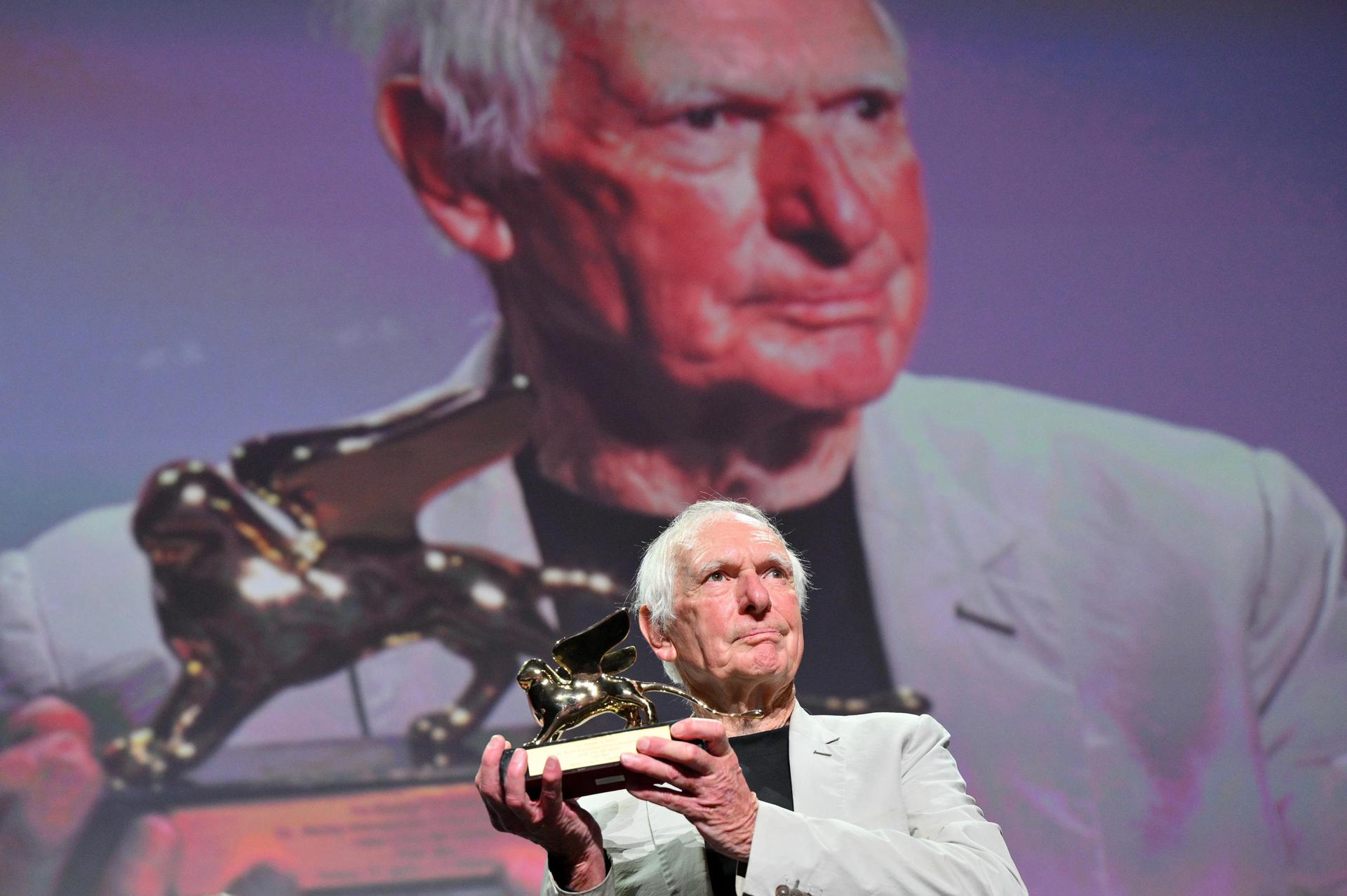 El director australiano Peter Weir posa después de recibir el León de Oro a la trayectoria antes de la proyección de su película 'Master and Commander' durante el Festival Internacional de Cine de Venecia, en Venecia, Italia, el 2 de septiembre de 2024. La 81ª edición del Festival de Cine de Venecia se celebrará del 28 de agosto al 7 de septiembre de 2024. (Cine, Italia, Niza, Venecia) EFE/EPA/ETTORE FERRARI
