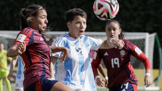 Kishi Núñez (c) de Argentina disputa un balón con Monserrat Valeria Díaz (i) de Costa Rica este domingo, en un partido del grupo F de la Copa Mundial Femenina sub-20. EFE/ Carlos Ortega
