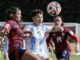 Kishi Núñez (c) de Argentina disputa un balón con Monserrat Valeria Díaz (i) de Costa Rica este domingo, en un partido del grupo F de la Copa Mundial Femenina sub-20. EFE/ Carlos Ortega