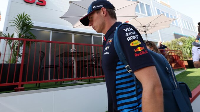 El piloto holandés Max Verstappen de Red Bull Racing llega al paddock antes del Gran Premio de Fórmula Uno de Azerbaiyán, en el Circuito de la ciudad de Bakú en Bakú, Azerbaiyán, el 12 de septiembre de 2024. EFE/EPA/ALI HAIDER