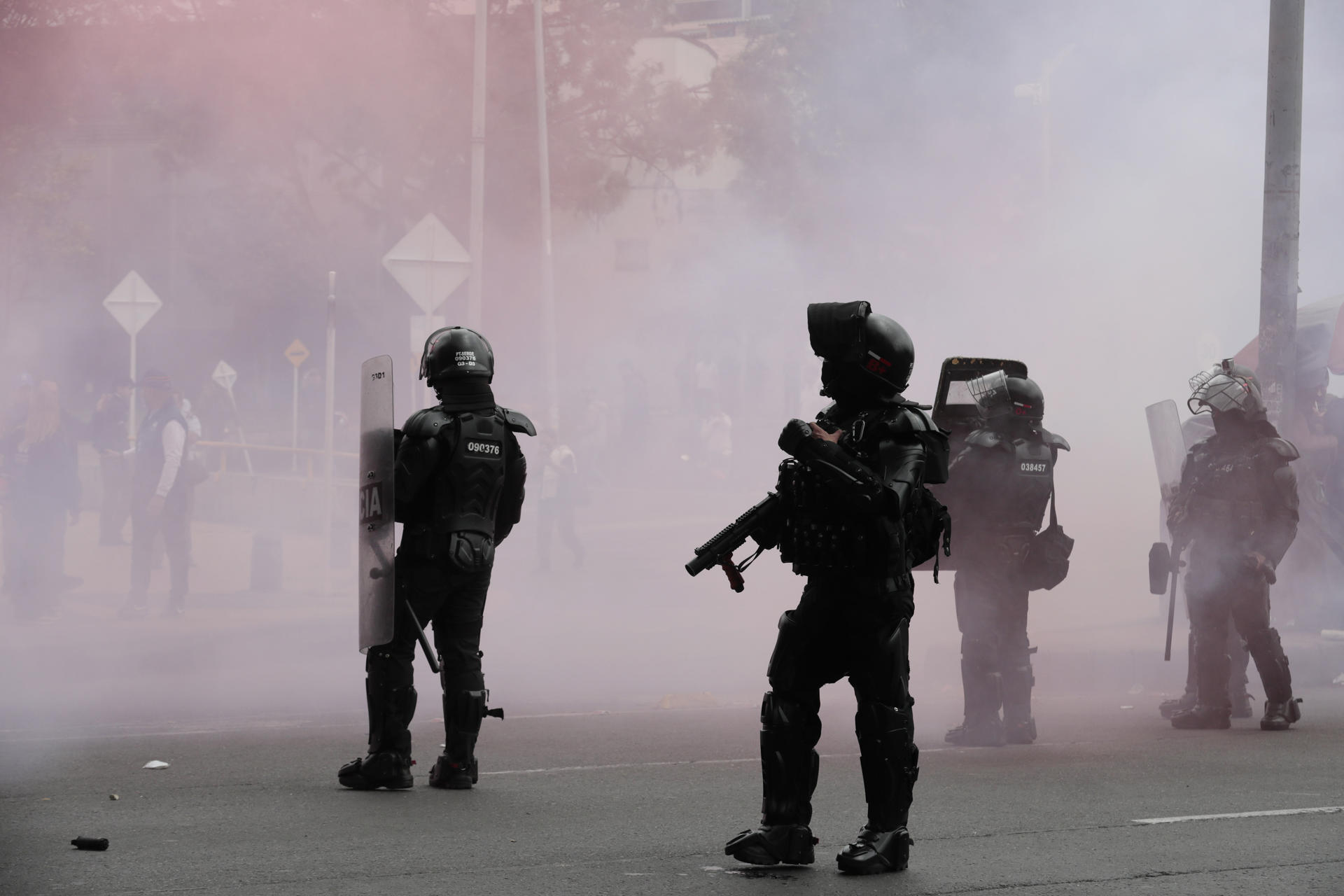 Integrantes de la policía antidisturbios utilizan gases para dispersar bloqueos durante una manifestación de transportadores, este 5 de septiembre de 2024 en Bogotá (Colombia). EFE/ Carlos Ortega
