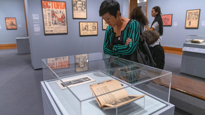 Una persona observa unos carteles durante la exposición 'Grabados mexicanos a la vanguardia' este lunes en el Museo Metropolitano (Met) de Nueva York (Estados Unidos). EFE/ Ángel Colmenares
