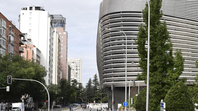 Vista del estadio Santiago Bernabeu en Madrid, este sábado. El Real Madrid ha hecho oficial la suspensión provisional durante 2024 de los conciertos en el estadio Santiago Bernabéu, que ha reprogramado para el próximo año para verificar el "estricto cumplimiento de la normativa municipal vigente". EFE/ Víctor Lerena
