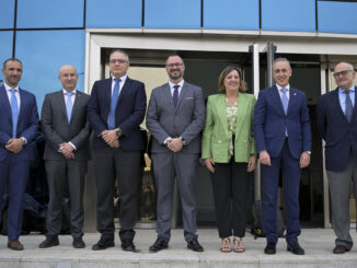 El director de la Agencia Espacial Española, Juan Carlos Cortés (3i), y el jefe del Programa de Seguridad Espacial de la ESA, Holger Krag (2i), firman un contrato con Deimos Space para liderar el desarrollo de la misión DRACO (Destructive Re-entry Assessment Container Object). Asisten al acto el CEO de Deimos, Simone Centuori (i); el director de Sistemas Espaciales de Deimos, Pablo Morillo (c); la consejera de Economía, Empresas y Empleo del Gobierno de Castilla-La Mancha, Patricia Franco (3d); el alcalde de Puertollano, Miguel Ángel Ruiz (2d); y el director de desarrollo de Deimos, Ignacio Torné. EFE/ Jesus Monroy