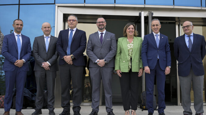 El director de la Agencia Espacial Española, Juan Carlos Cortés (3i), y el jefe del Programa de Seguridad Espacial de la ESA, Holger Krag (2i), firman un contrato con Deimos Space para liderar el desarrollo de la misión DRACO (Destructive Re-entry Assessment Container Object). Asisten al acto el CEO de Deimos, Simone Centuori (i); el director de Sistemas Espaciales de Deimos, Pablo Morillo (c); la consejera de Economía, Empresas y Empleo del Gobierno de Castilla-La Mancha, Patricia Franco (3d); el alcalde de Puertollano, Miguel Ángel Ruiz (2d); y el director de desarrollo de Deimos, Ignacio Torné. EFE/ Jesus Monroy
