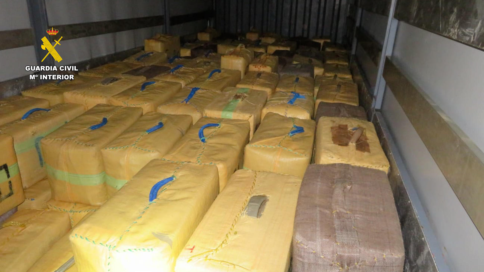 La Guardia Civil ha detenido a cuatro personas la madrugada del pasado lunes por intentar alijar 138 fardos de hachís, con un peso aproximado de 5.400 kilos, en la desembocadura del río Guadalquivir.EFE/ Guardia Civil SOLO USO EDITORIAL/SOLO DISPONIBLE PARA ILUSTRAR LA NOTICIA QUE ACOMPAÑA (CRÉDITO OBLIGATORIO)
