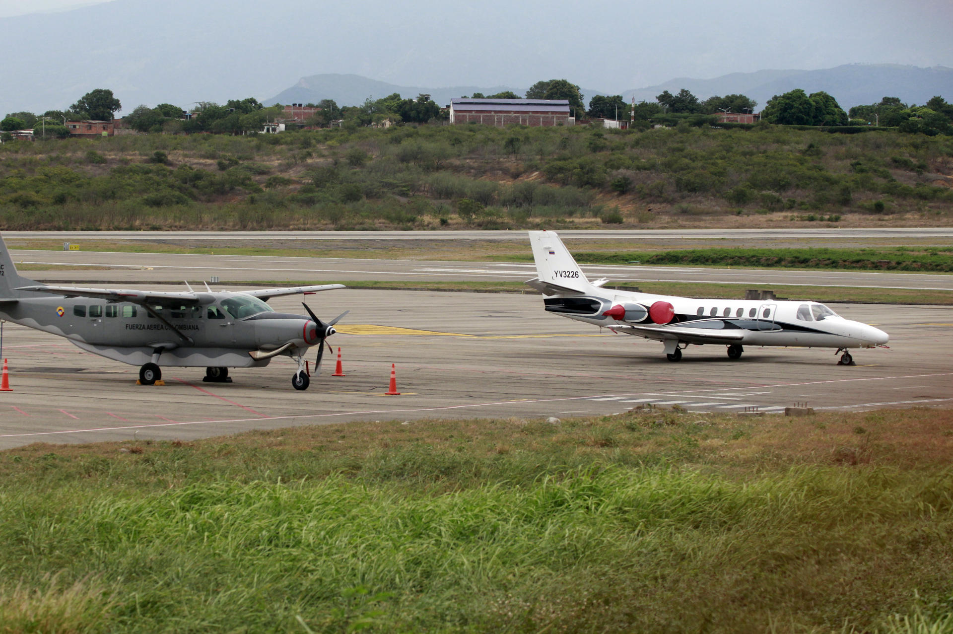 Fotografía que muestra un avión oficial venezolano (d), este viernes en el aeropuerto de la ciudad fronteriza colombiana de Cúcuta (Colombia). EFE/Mario Caicedo
