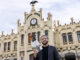 El escritor y guionista Sergio Hernández, posa con un ejemplar de su primera novela 'La letra herida', ante la Estación del Norte de Valéncia. EFE/Ana Escobar