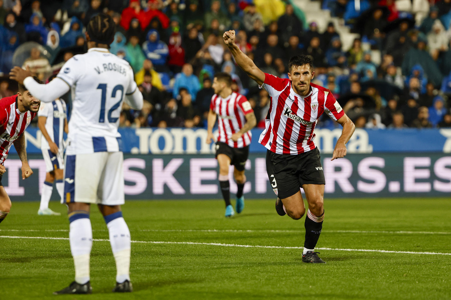 El defensa del Athletic Club, Vivian, celebra el primer gol del equipo bilbaino durante el partido de la jornada 7 de LaLiga EA Sports que disputaron Leganés y el Athletic Club en el estadio Butarque de Leganés. EFE/ Sergio Perez.
