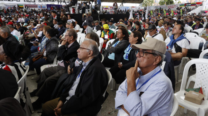 COL500. BOGOTÁ. (COLOMBIA), 14/09/2024.- Seguidores del presidente colombiano Gustavo Petro se reúnen este sábado en Bogotá (Colombia). Miles de personas de movimientos sociales, estudiantiles y sindicatos se reunieron este sábado en la Universidad Nacional de Bogotá para mostrar su apoyo al presidente colombiano, Gustavo Petro, y a sus reformas, así como para rechazar un supuesto golpe de Estado denunciado por el mandatario. EFE/ Mauricio Dueñas Castañeda
