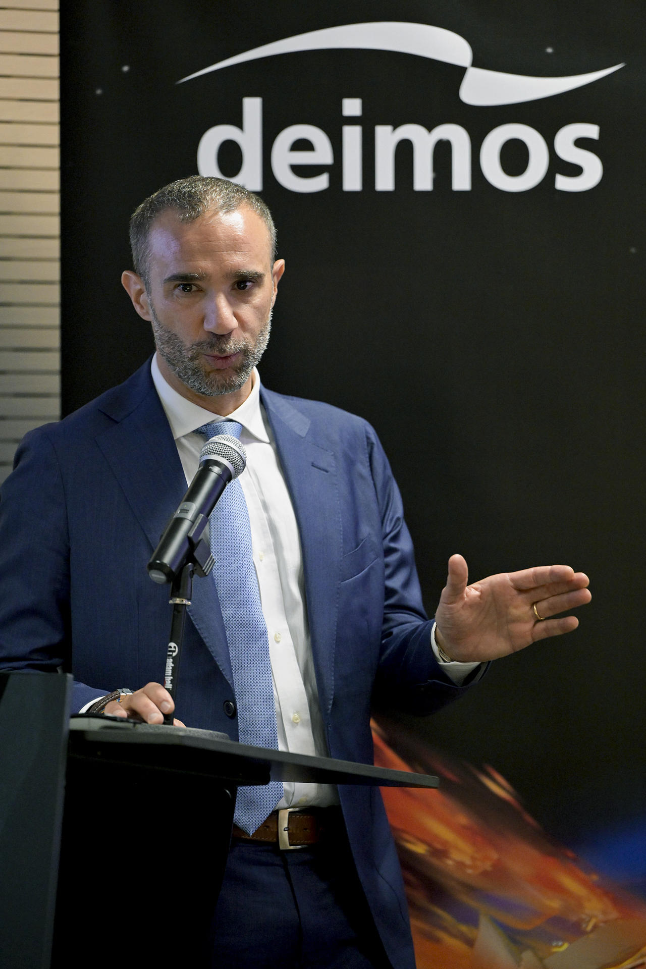 El CEO de Deimos, Simone Centuori, interviene durante el acto de firma entre la Agencia Espacial Española, el Programa de Seguridad Espacial de la ESA y Deimos Space para liderar el desarrollo de la misión DRACO (Destructive Re-entry Assessment Container Object) este martes en Puertollano (Ciudad Real). La empresa Deimos Space ha firmado un contrato con la Agencia Espacial Europea (ESA) por valor de 17 millones de euros para desarrollar en Puertollano la misión DRACO, que investiga cómo conseguir que los satélites lanzados al espacio se desintegren al reentrar en la atmósfera terrestre, evitando generar basura espacial. EFE/ Jesus Monroy
