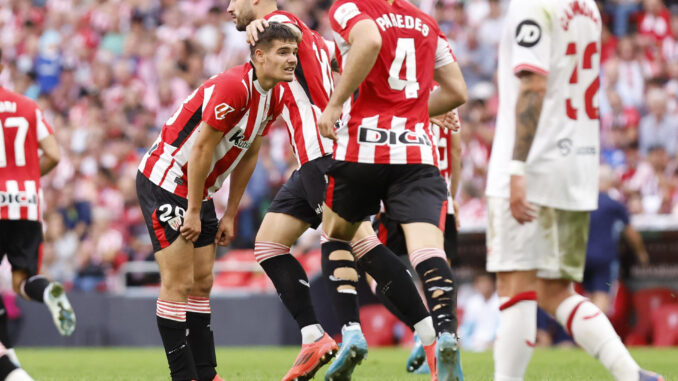 El centrocampista debutante del Athletic de Bilbao Peio Canales (i) durante el partido de LaLiga contra el Sevilla este domingo en el estadio San Mamés en Bilbao. EFE/ Miguel Tona
