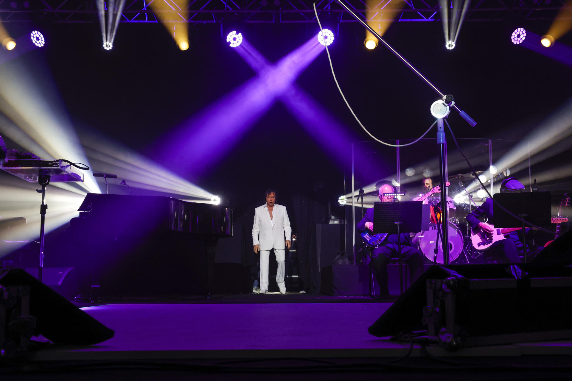 Un momento del concierto del cantante brasileño Roberto Carlos, este jueves en Madrid. EFE/ Zipi
