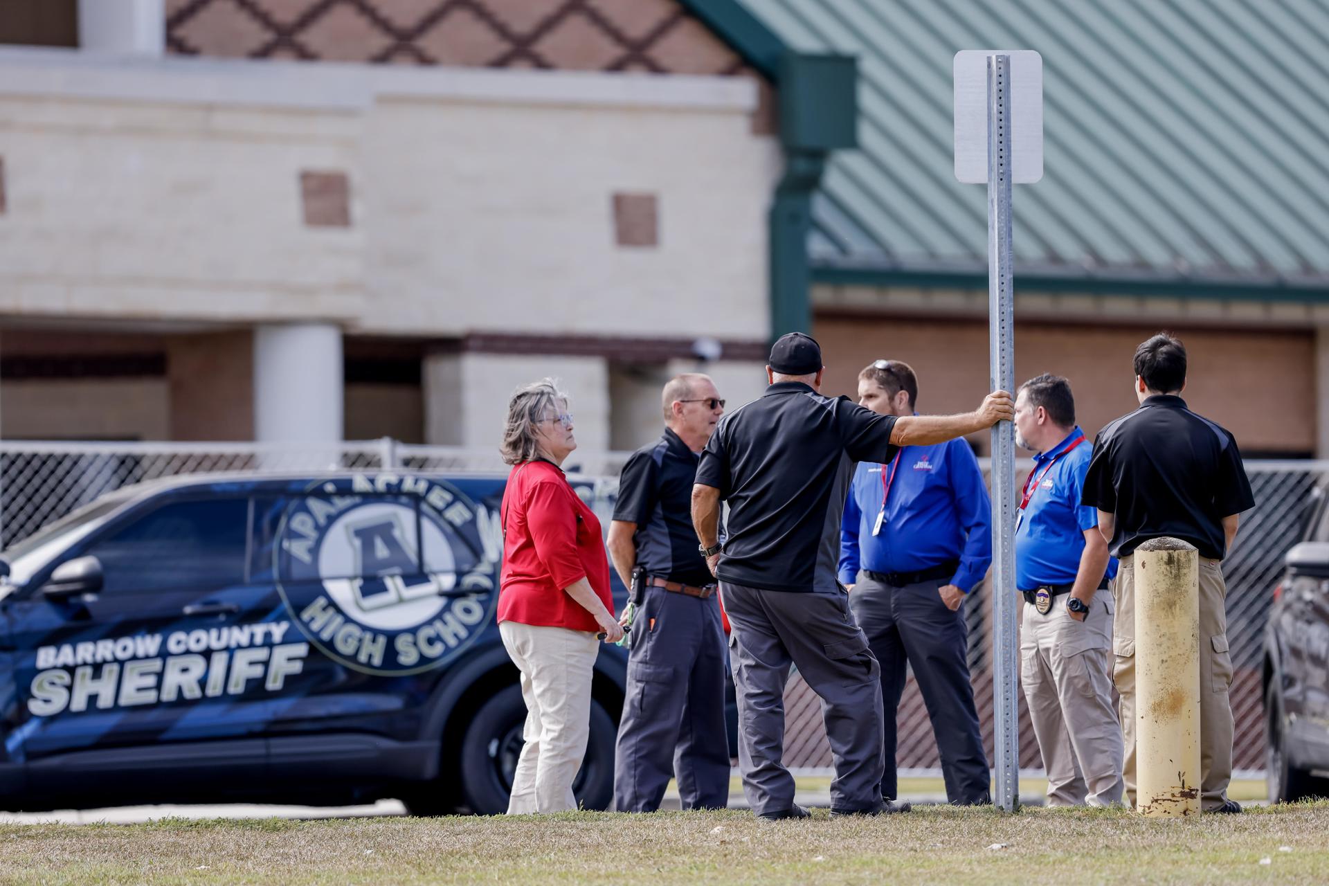 Funcionarios se reúnen cerca de un monumento improvisado, un día después de un tiroteo mortal en la escuela secundaria Apalachee en Winder, Georgia, EE. UU., el 5 de septiembre de 2024.EFE/EPA/Erik S. Lesser
