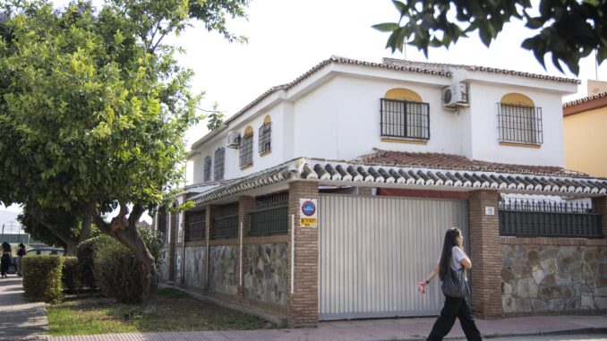 Vista exterior de la vivienda de la barriada El Brillante donde ha sido apuñalado un hombre de 85 años y por lo que ha sido detenido su hijo. EFE/Daniel Pérez
