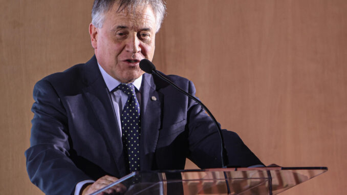 Fotografía de archivo del 29 de agosto de 2024 del canciller de Uruguay, Omar Paganini, durante la inauguración de las obras del Data Center de Google, en Canelones (Uruguay). EFE/ Gastón Britos
