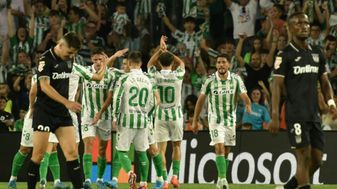 Los jugadores del Real Betis celebran el gol marcado por Ez Abde (3d) durante el encuentro de la quinta jornada de LaLiga EA Sports que Real Betis y CD Leganés disputan este viernes en el estadio Benito Villamarín de Sevilla. EFE/ Raúl Caro
