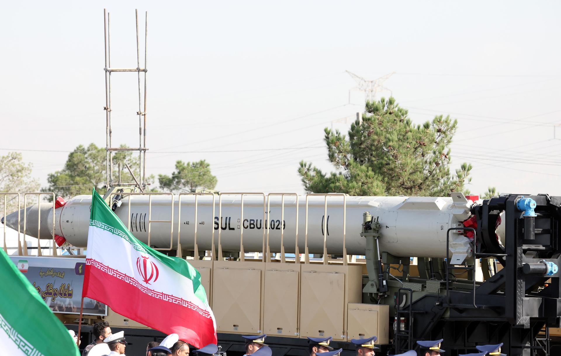 Un camión transporta un misil iraní durante el desfile militar anual que conmemora la invasión iraquí de 1980, en Teherán, Irán, el 21 de septiembre de 2024. EFE/EPA/ABEDIN TAHERKENAREH
