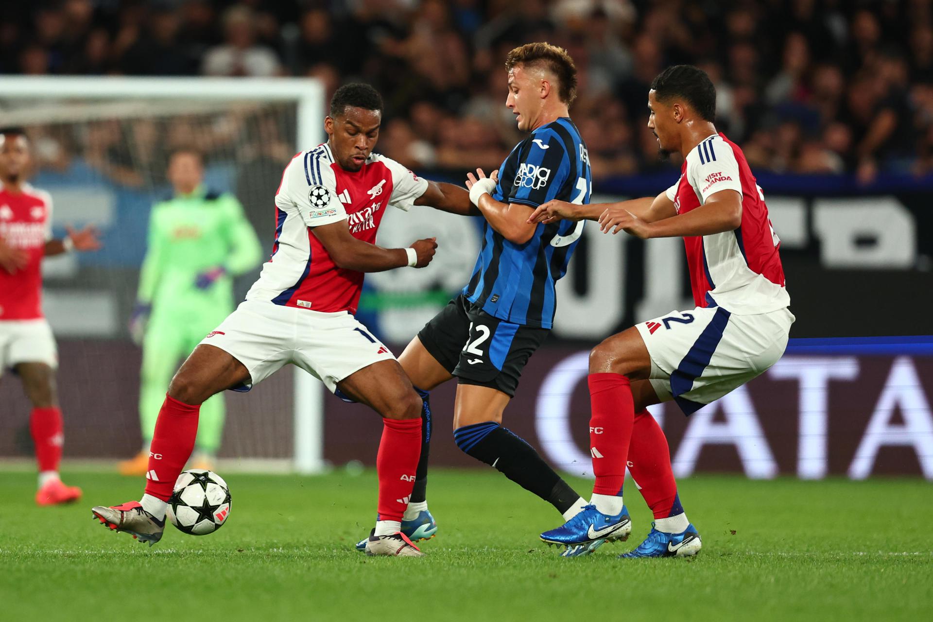 Los jugadores del Arsenal Gabriel Martinelli y William Saliba buscan la pelota ante Mateo Retegui (C), del Atalanta, durante el partido de laing the UEFA Champions League que han jugado Atalanta BC y Arsenal FC en el Bérgamo Stadium en Bergamo, Italia. EFE/EPA/MICHELE MARAVIGLIA
