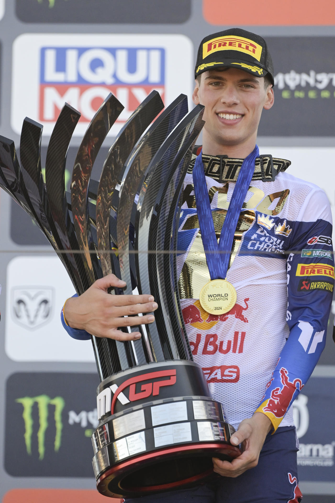 El piloto español del equipo Red Bull GASGAS Factory Racing, Jorge Prado, se ha proclamado campeón del mundo de la categoría reina de motocross MXGP, durante la celebración hoy domingo del último gran premio del mundial de motocross, Castilla-La Mancha MXGP 2024, celebrado en Cózar (Ciudad Real). EFE/Jesús Monroy
